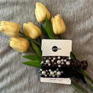Gemelli hair ties with pearl like accent